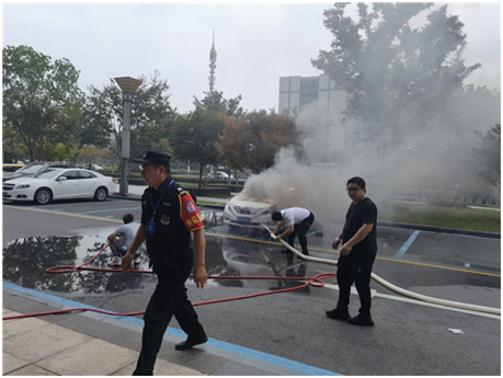 闹市街头车辆自燃 中信